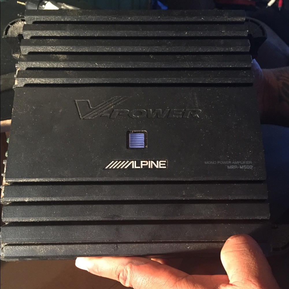 2 500watt Alpine Amps